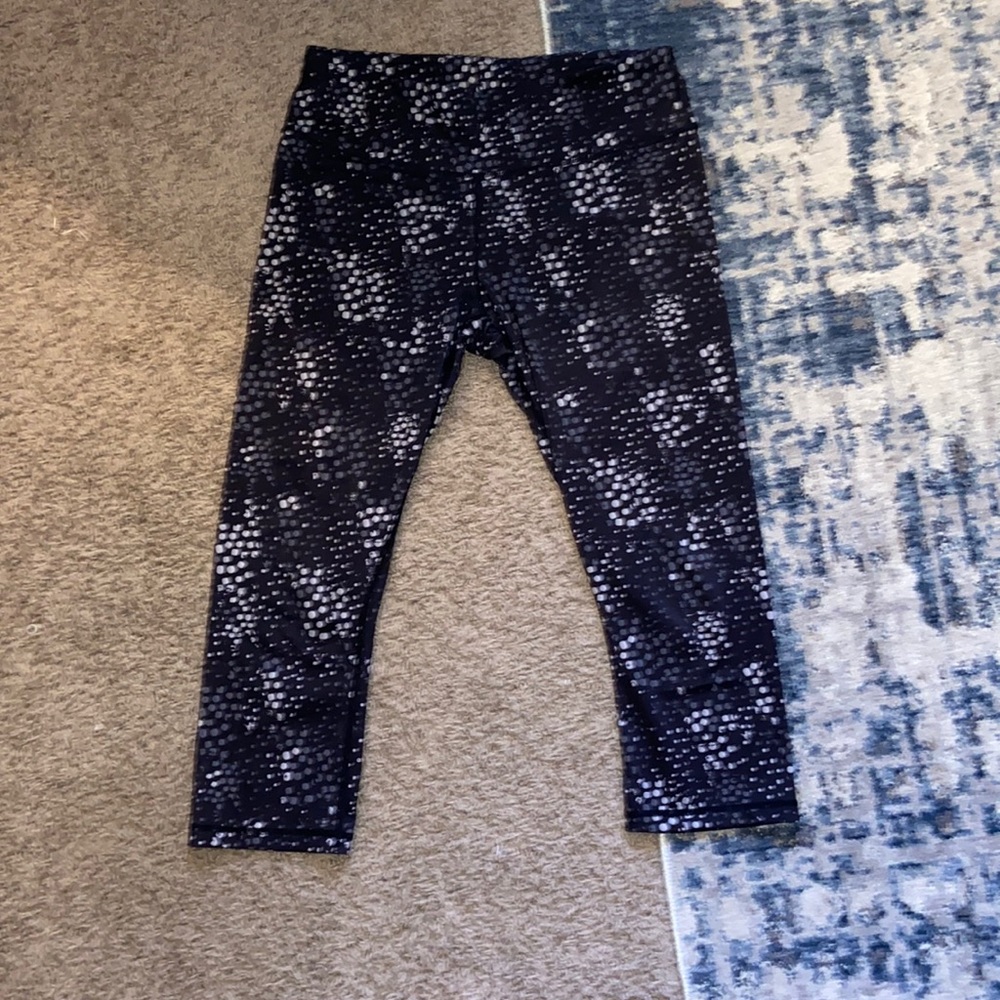 Cropped patterned workout leggings